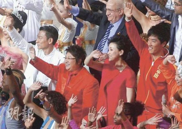 藝人劉德華（左起）、韓紅、資深傳媒人楊瀾、田徑運動員劉翔在世博閉幕式上。（林振東攝）