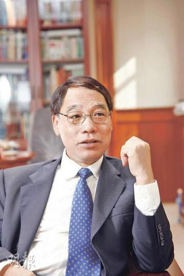 浸大校長陳新滋﹕「每人都有創意，學習可提升創造力。學生要有創意，必先具備紮實的本科知識基礎，然後跳出知識框框，透過思考多種解決問題的方法，重新組合不同知識，產生出全新的知識，並將之轉化成社會認同的技術或產品。」（陳智良攝）
