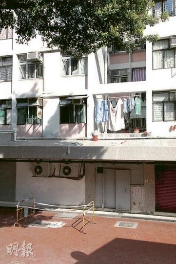 東頭邨旺東樓一名62歲男子從離地逾3米的簷篷失足墮地,現場遺下一攤血漬,事後警員用圍欄封住調查。(何朝財攝) 東頭邨旺東樓一名62歲男子從離地逾3米的簷篷失足墮地,現場遺下一攤血漬,事後警員用圍欄封住調查。(何朝財攝)
