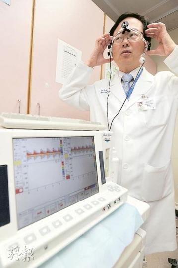 中大威爾斯醫院腦外科主任潘偉生教授說透過監察儀器，可監察腦外傷病人腦血流量之高低，從而為病人評估傷勢及計劃治療方案。(何家達攝)威爾斯醫院創傷中心推行大量輸血指引，血庫收到中心通知可預先將急凍血漿解凍，供重傷及流血不止的傷者備用。(林振東攝)圖為未解凍的急凍血漿。 (林振東攝)