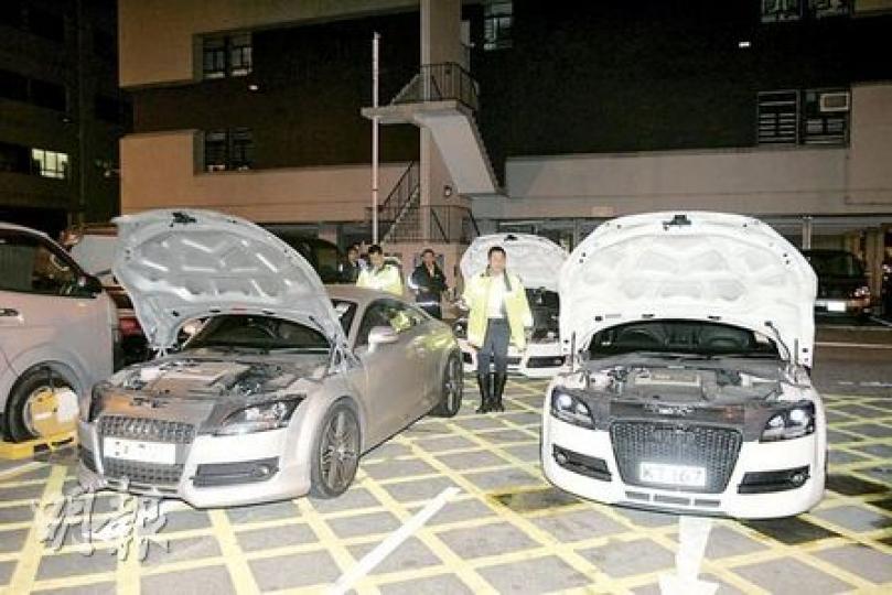 涉嫌非法賽車的8架私家車及3架電單車，全部懷疑曾非法改裝，警方將車拖至警署後，立即打開車頭蓋檢查有否違規裝置。（蔡方山攝）警方前晚的反非法賽車行動，截獲3架高速飛馳的電單車，拘捕3名鐵騎士，當中包括一名中學教師。（蔡方山攝）