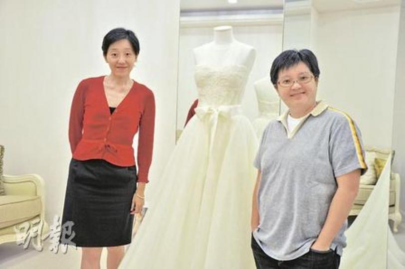 吳尚怡（左）、李愛華（右）在上海開設婚禮策劃服務，並代理3個歐洲牌子婚紗，在上海的銷售權，每件約由3萬至10萬元人民幣。（陳健佳攝）（明報製圖）