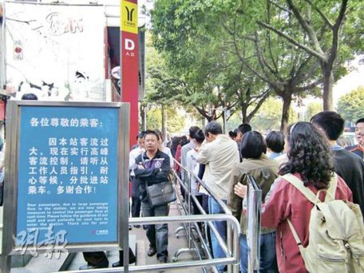 地鐵站出入口架起鐵馬控制人群入站。（明報記者攝）進入地鐵站，安檢口又成為人潮阻塞的地方。（明報記者攝）巴士司機表示，免費乘車首日乘客未見大量增加。（明報記者攝）