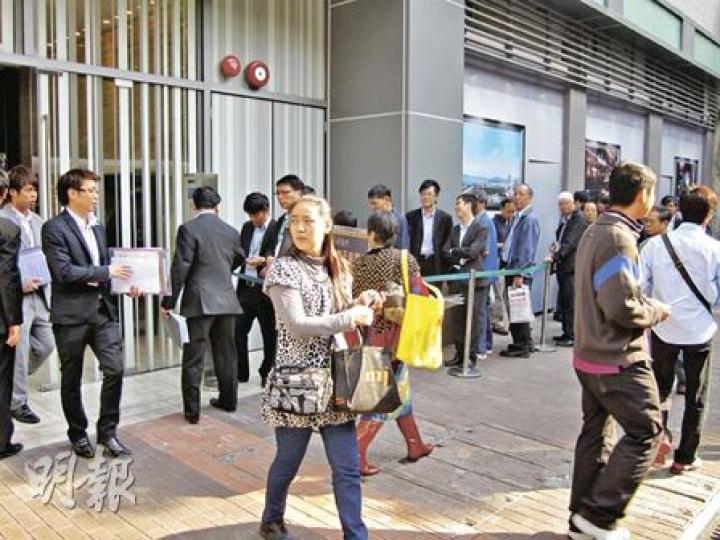 恒地的油麻地「翠匯軒」開售在即，市場估計昨日有逾150組客人，參觀現樓示範單位。（林可為攝）