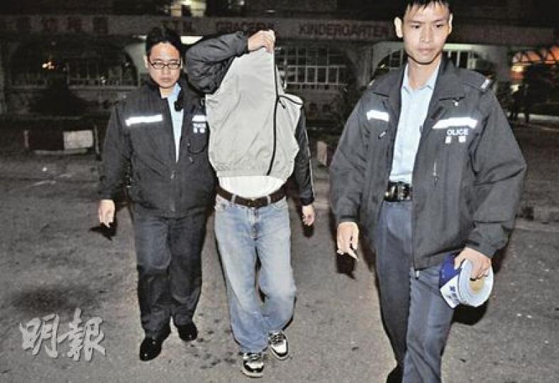 涉嫌追債傷人的男子（右），折返現場時被認出，警方拘捕他帶署問話。（蔡方山攝）姓張男子疑被人追債打傷，事後登上救護車送院治理。（蔡方山攝）