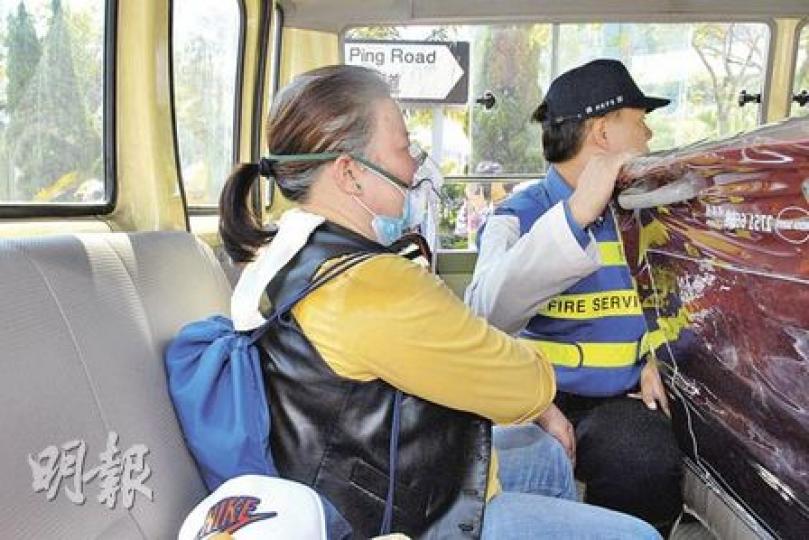 被撞小巴上有多名乘客受傷，部分傷者事後留在車廂內，由救護人員初步檢查。（蘇偉明攝）專線小巴埋站落客時，遭駛至客貨車撞尾，釀8人受傷意外。（蘇偉明攝）