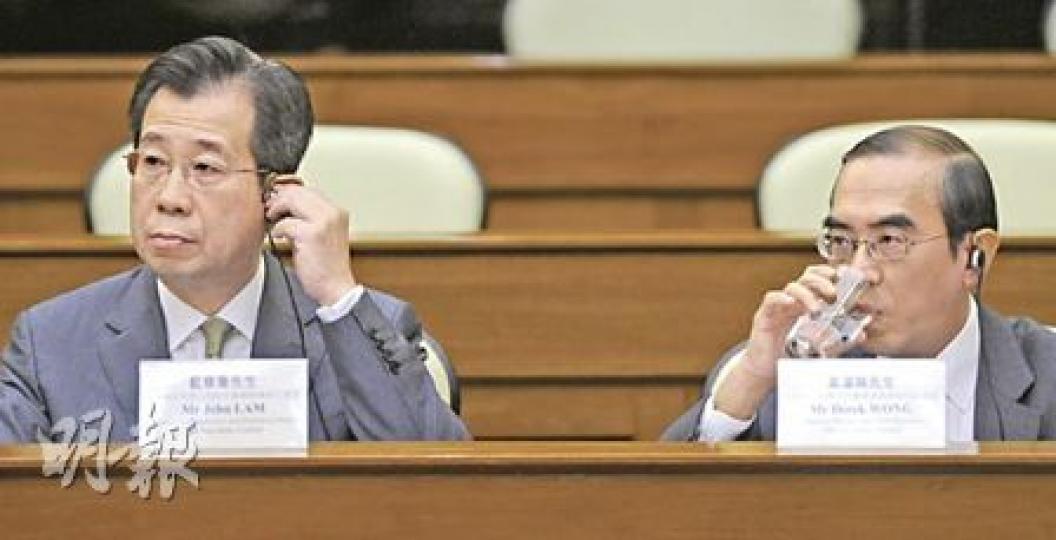 大新銀行執行董事兼零售銀行處主管藍章華（左）及董事總經理黃漢興（右）立法會雷曼研訊。（劉焌陶攝）