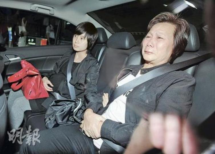 殉職消防員陳兆龍母親（右）昨難掩喪子之痛，在庭上哭至全身抽搐，離開法庭時仍在私家車上飲泣。（朱永倫攝）殉職消防隊目蕭永方遺孀（左）連日到庭旁聽，昨未有對裁決結果發表意見。（朱永倫攝）