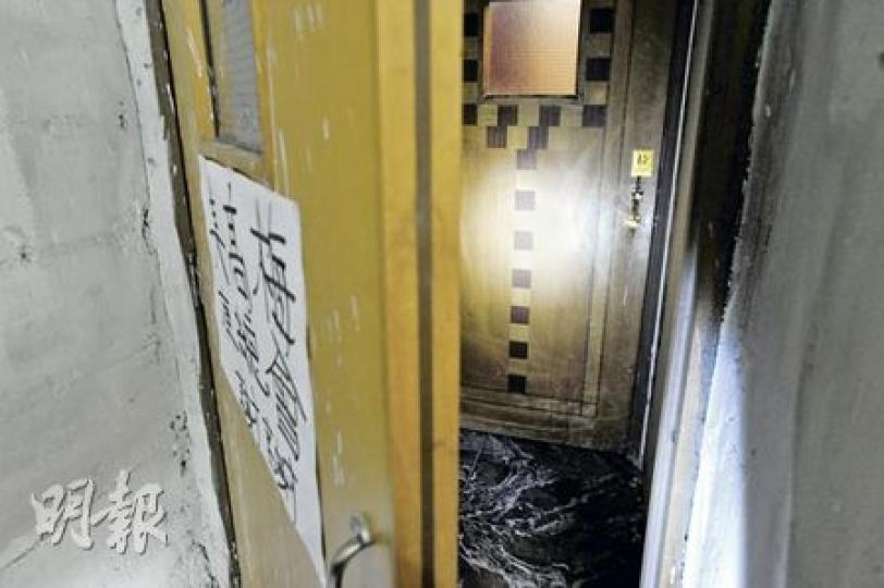 嘉禾大廈2樓美高梅卡拉OK其中一道防煙門被人從內裏上鎖，消防員到場巡查時，有人悄悄將門閂打開，結果蒙混過關。（何家達攝）
