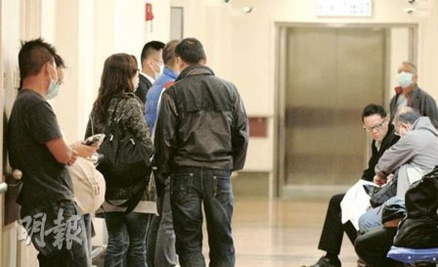 執勤時撞爆肝臟急需換肝保命的關員袁偉祥，仍在深切治療部留醫，大批同僚昨傍晚前來探望，在病房門外等候消息。（曾立本攝）