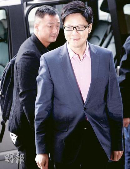 陳志雲（右）再次就貪污案上庭，繼續露出「招牌」酒窩笑容，好友王喜（左）全程陪伴在側以表支持。（李紹昌攝）思潮廣告公司董事叢培崑離庭時神態自若，昨獲控方撤銷兩項控罪，仍面對串謀欺詐及串謀使代理人受賄等控罪。（李紹昌攝）無綫市場及營業部業務拓展主管陳永孫（中），續被控以串謀欺詐，連同陳志雲和叢培崑准續保釋外出，本月23日轉往區院答辯。（李紹昌攝）