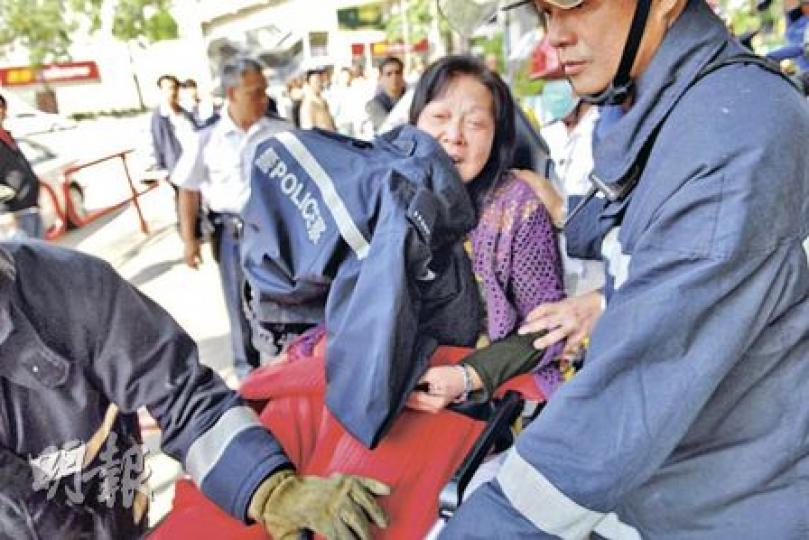 死者母親得知兒子死訊後情緒激動，大哭大叫，其後因不適需送院治理。（梁琬珊攝）