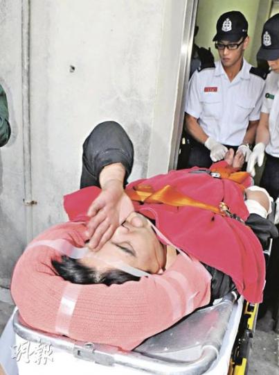 在竹林禪院跌傷的姓陳醉漢，送院時不斷念着「南無阿彌陀佛……」事主用手遮掩容貌時，一度令人誤會他作出類似宗教手勢。（蔡方山攝）荃灣竹林禪院昨日有醉漢意外跌傷，院方職員指並不認識出事醉漢，懷疑事主經後門進入院內發生意外。（蔡方山攝）