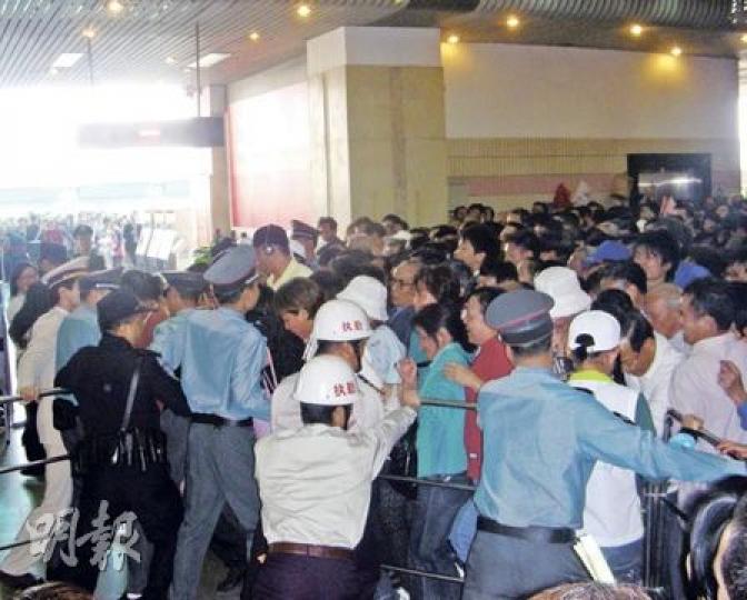 公安及地鐵工作人員極力用鐵馬將人群隔開，救出跌倒的乘客，場面驚險。（李泉攝）整個西朗站地鐵大堂迫滿人，人迫人的情况猶如春運的火車站。（李泉攝）廣州遊客在佛山祖廟留影。（李泉攝）