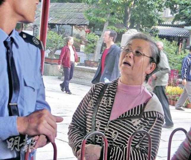 梁婆婆昨日乘搭地鐵重遊佛山，到當年佛山祖廟的放生池探望當年的烏龜。（李泉攝）