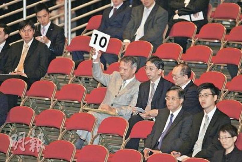 九龍塘延文禮士道地皮昨以21.7億元由華懋集團投得，圖為華懋集團售樓部總經理吳崇武，高舉10號牌競投地皮。（郭慶輝攝）