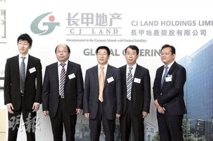 內地發展商長甲地產或有擱置上市之虞，圖為公司管理層於投資者推介會上，左起分別為執董趙宏陽（趙長甲之子）、副董事長張文浩、董事長兼首席執行官趙長甲、副董事長及總裁張帆，以及首席財務官謝知君。 （張智超攝）