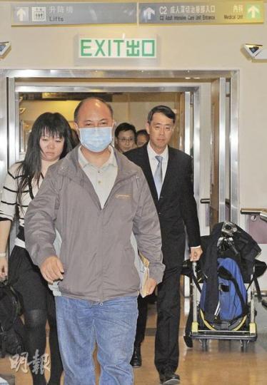 海關關長袁銘輝（右）昨與各海關高層一起到瑪麗醫院深切治療部探望袁偉祥。各人及親友步出病房時神色凝重，部分人更眼泛淚光。（劉焌陶攝）多名海關同袍昨日繼續在病房門外守候，期望袁偉祥能及時等到合適的肝臟移植，保住性命。（屈俊樂攝）