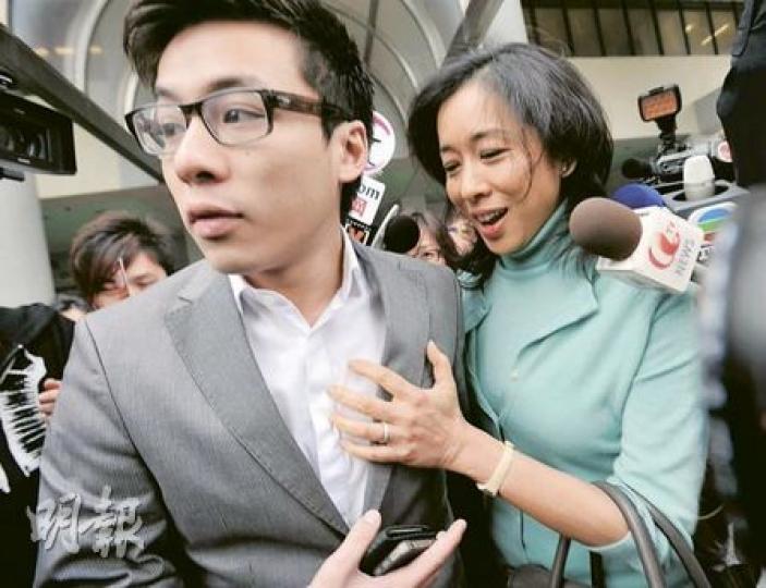霍啟人（左）今年7月醉駕失事撞欄，昨就危險駕駛及酒後駕駛罪獲輕刑160小時社會服務令及停牌1年，其母朱玲玲（右）說：「依家完咗就好喇。」 （葉漢華攝）