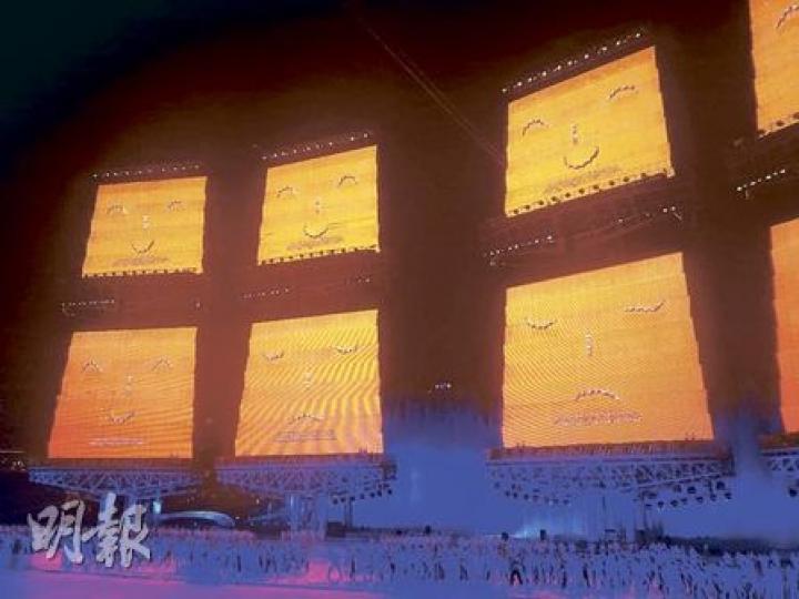 河南塔溝武術學校的學生在威也牽引下做出各種造型。（明報記者攝）