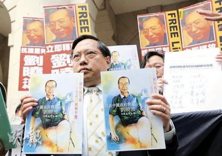民主黨及民間團體發起明信片簽名行動，要求中央釋放劉曉波，民主黨主席何俊仁等均有出席。（朱永倫攝）立法會昨日辯論「釋放劉曉波動議」，建制派議員大部分時間都未有在席，議案最終在功能組別反對下遭到否決。（朱永倫攝）