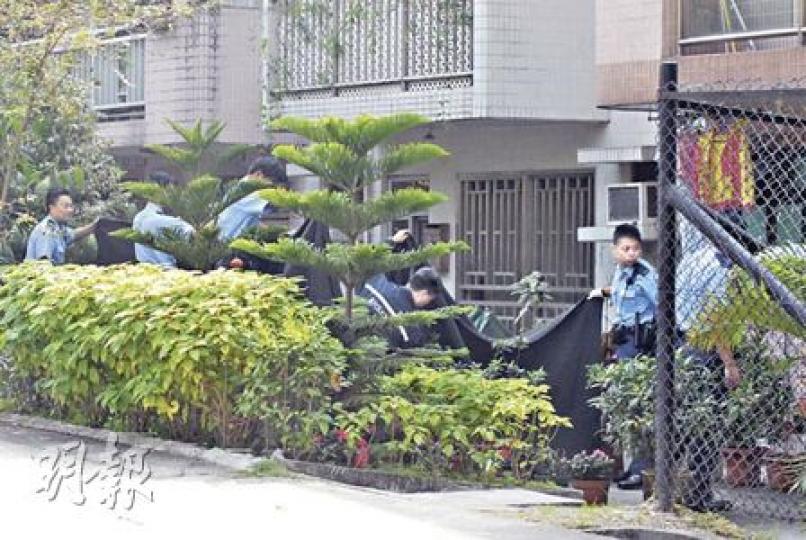 粉嶺北圍醉酒男子懷疑沒帶鎖匙爬入屋時失足墮斃，警員用帳幕將屍體蓋上及在場搜證調查。（劉友光攝）警員調查後相信案件無可疑，墮樓男子屍體由仵工舁送殮房，稍後剖驗確定死因。（劉友光攝）