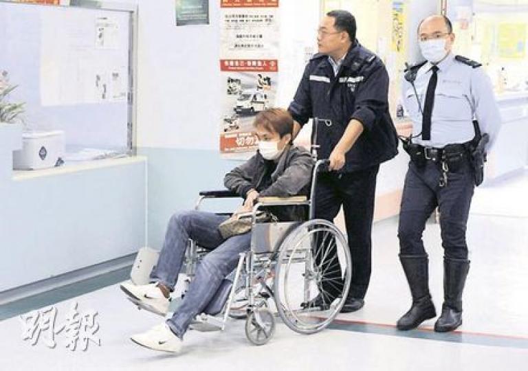 案中其中一名被捕男子報稱不適，送院時要坐輪椅。（蔡方山攝）