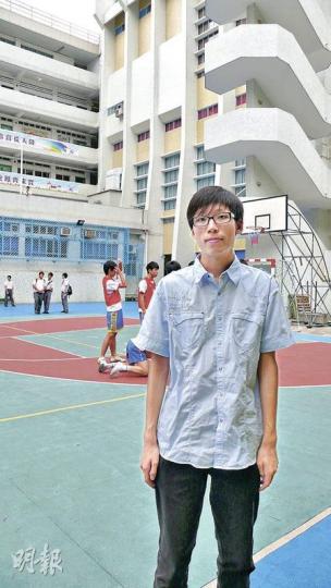 預科畢業生胡啟澄兩年前完成會考後從區內名校轉讀馬松深中學，他自覺對馬松深中學較有歸屬感。（蕭輝浩攝）