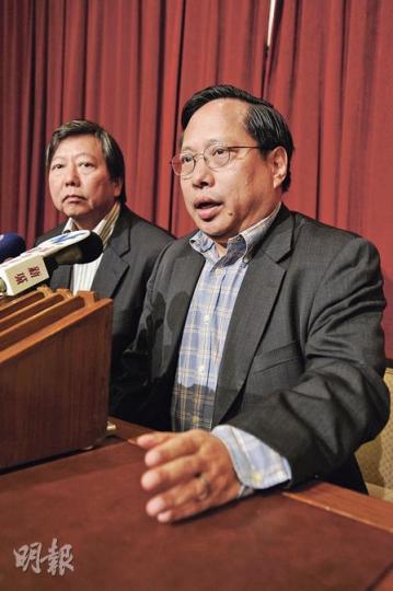 李卓人（左）將代表司徒華，連同何俊仁（右）下月赴挪威奧斯陸，出席本屆諾貝爾和平獎頒獎禮。（何家達攝）