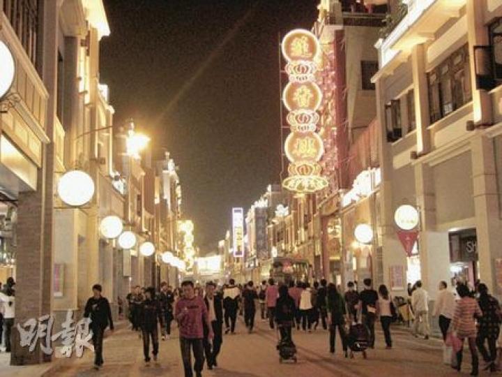 廣州西關上下九步行街，是當地老字號美食的集中地。（明報記者攝）來自法國的Alfred（右）說自己敢試「不明食物」，但Lilian（左）曾經病從口入，故不敢大意。（明報記者攝）
