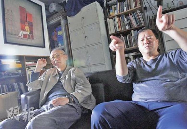香港攝影文化協會主席梁家泰（左）及負責是次活動的策展人黎健強博士（右）蒐羅19世紀的照片在本地首屆攝影節展出。（李紹昌攝）現在的灣仔堅拿道已變成繁忙的行車路，路旁建滿多幢高樓大廈。（梁家泰攝）如今以同一角度望向太平山，中環已全是摩天高樓，太平山的山脊更被IFC二期遮了一截。（謝志德攝）