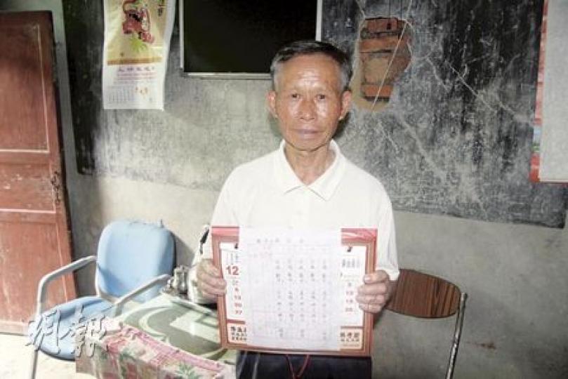 「振老師」莊仲振的上課時間表排得密密麻麻。（麥俊攝）