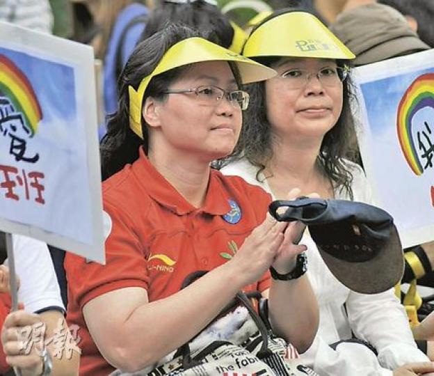 任老師（左）表示，自己因工作繁忙而無暇兼顧疑有讀寫障礙的兒子，令他錯失治療的黃金時間，令她感到十分內疚。（葉漢華攝）