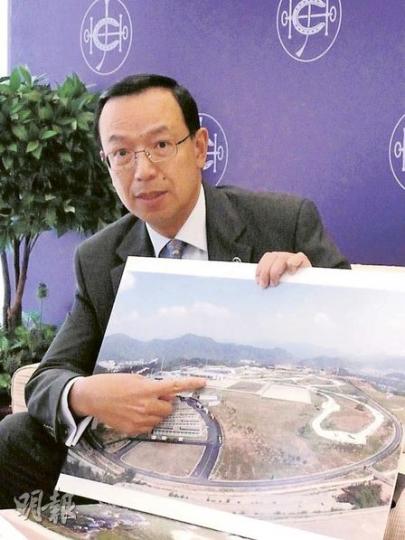 賽馬會公司發展事務執行總監麥建華指出圖中從化馬術場的位置，為舉行亞運馬術盛裝舞步賽的場地。（馮樂琳攝）