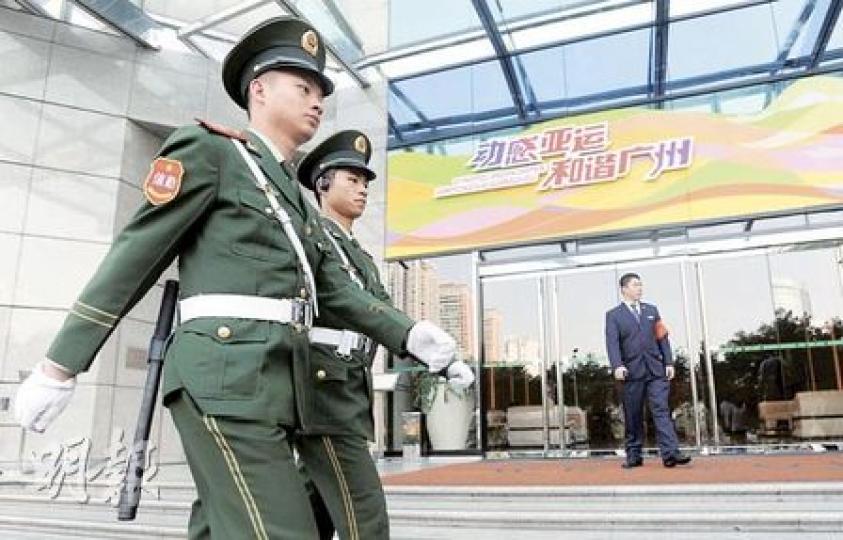 廣州天河北路一帶有不少日本人居住，區內亦有日本人學校、餐廳等，與今晚中日大戰的天河體育中心僅一街之隔。昨日在中信公寓門外，不斷有武警巡邏，有大廈日本住客表示，近日不斷從電視上看到中日釣魚島糾紛，「心裏感到擔憂，還是不去球場看球，回家裏看電視支持日本隊吧」。（余俊亮攝）天河體育中心外停泊了幾輛裝甲車候命，手持衝鋒槍的特警則不斷巡邏，不准行人停留拍攝。（余俊亮攝）