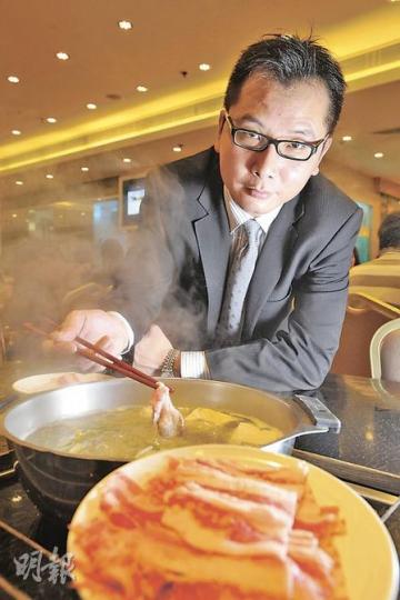肥牛是火鍋的最佳搭檔，彩龍船火鍋海鮮酒家集團執行董事梁漢文表示，現時食肆供應的肥牛多屬經解凍後切片的急凍牛肉。（葉漢華攝）