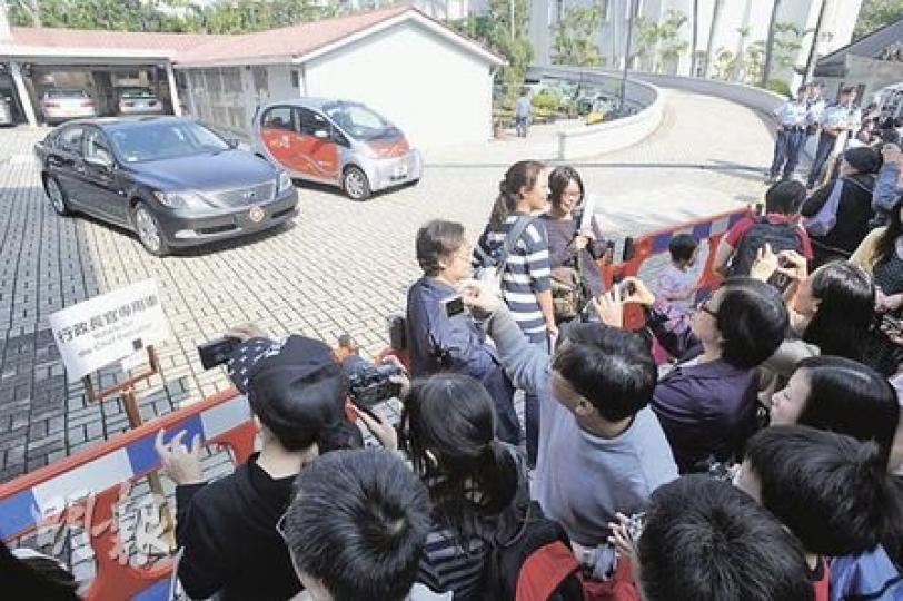禮賓府舉行開放日，昨日有6252名市民到場參觀，更在兩架特首專用車前拍照留念。（尹錦恩攝）特首辦今次加入新元素，在多個景點都設「二維碼」，讓市民可以透過手機，更深入了解禮賓府的歷史及資訊。（尹錦恩攝）