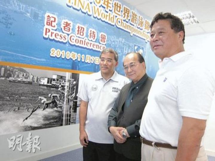 泳總義務副秘書王敏超（右）曾游水橫渡維港並三奪冠軍，他希望於明年10月復辦維港渡海泳這項有意義的體育盛事。（勞雅文攝）