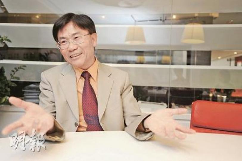 科技大學商學院院長鄭國漢說，幾十年前，港元跟英鎊曾掛鈎，但因英鎊不斷貶值，我們也放棄與英鎊掛鈎。（何家達攝）
