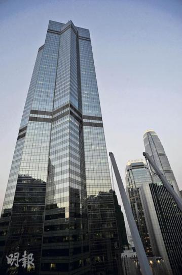 中環中心頂層剛以呎價25,581元易手，繼1999年、2008年後，第三度重登本港歷來商廈買賣呎價的寶座。（劉焌陶攝）