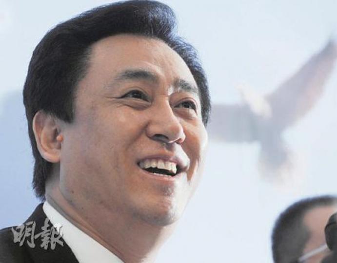 昨日的記者會上，還清12億港幣債務的許家印滿面春風。截至10月底，恒大實現合約銷售411.6億元人民幣，許家印笑稱，假設今年能實現500億的銷售，明年的目標則會在此基礎上調高20%至30%。（劉焌陶攝）（明報製圖）