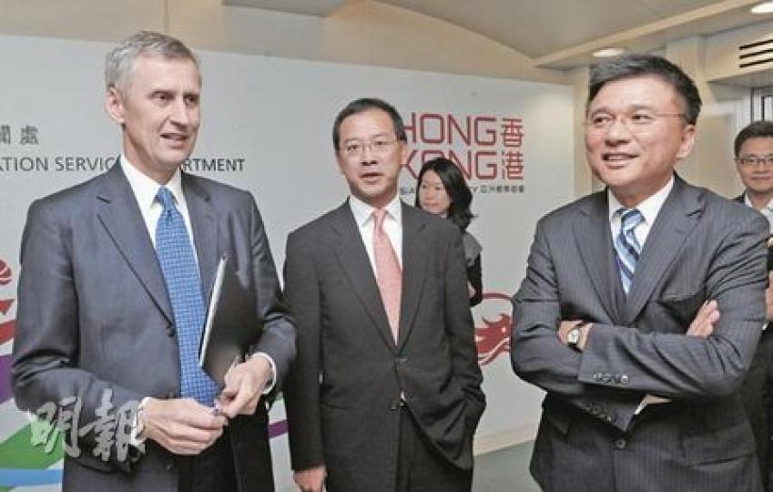 財經事務及庫務局長陳家強（右），下周將聯同證監會行政總裁韋奕禮（左）等財金要員出訪英倫，推廣香港的資產管理和人民幣業務優勢。（劉焌陶攝）