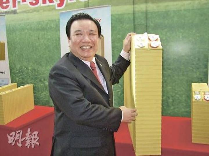 中聚雷天副主席兼技術總監鍾馨稼，介紹由他發明、號稱是全球容量最大的鋰電池。（毛婷婷攝）