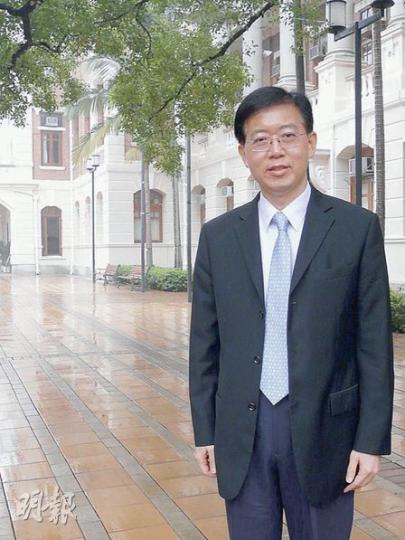 港大文學院副院長施仲謀期望日後畢業生的普通話水平達到專業水準，學院將於本科生的其中一科必修中文學科，加強普通話培訓。（鄭穎瑩攝）