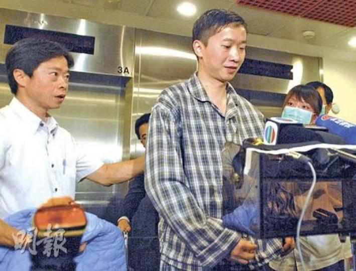 許細文（穿格仔衫）完成捐贈肝臟手術後迅速康復，昨日可自行站立向記者剖白救人感受，他呼籲市民要身體力行參與捐贈器官計劃，希望幫助更多病人延續生命。（劉友光攝）