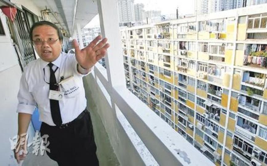大坑西新邨雖有不少保安，但非居民亦容易自由進出該邨。自日前被報道後，保安特別小心，阻止記者拍攝。（林振東攝）居住大坑西新邨超過40年的何太（右）表示，不擔心拆邨後沒有樓住，「佢拆樓都要安置我哋」。（林振東攝）