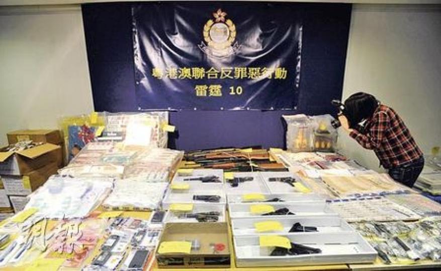 警方展示「雷霆10」行動中檢獲的大批證物，包括氣槍等武器。（余俊亮攝）