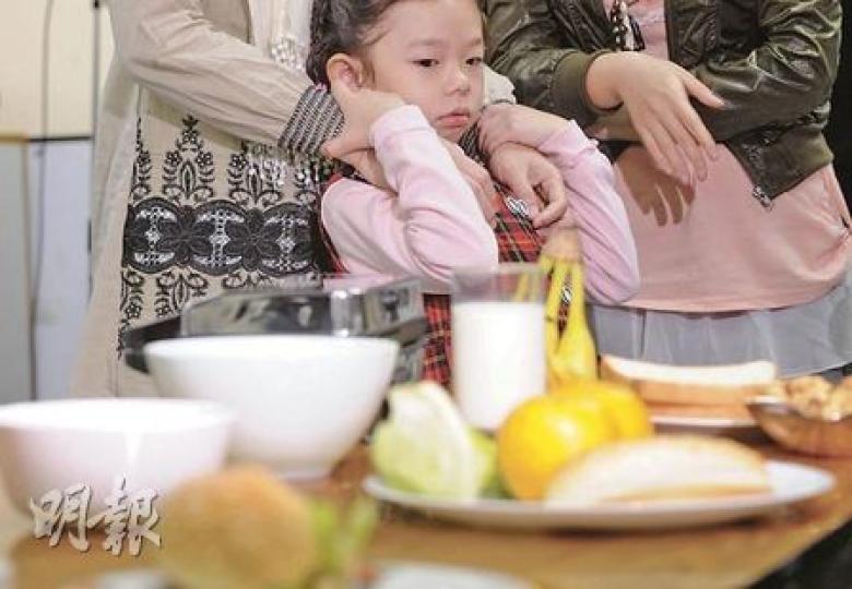 港大調查顯示，小孩起牀後普遍只有約半小時預備上學，家長與小孩平均只得14分鐘準備或進食早餐，令不少家長和小孩不滿及為此感煩惱。（余俊亮攝）