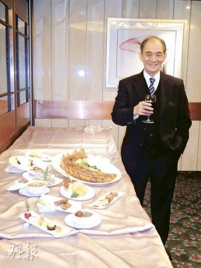 利苑酒家集團主席陳樹杰「曬冷」展示招牌菜，包括前方長碟4小件的分子料理，旁邊最大碟是炆鱷魚皮，聽來有點嚇人，口感似海參。（周偉強攝）