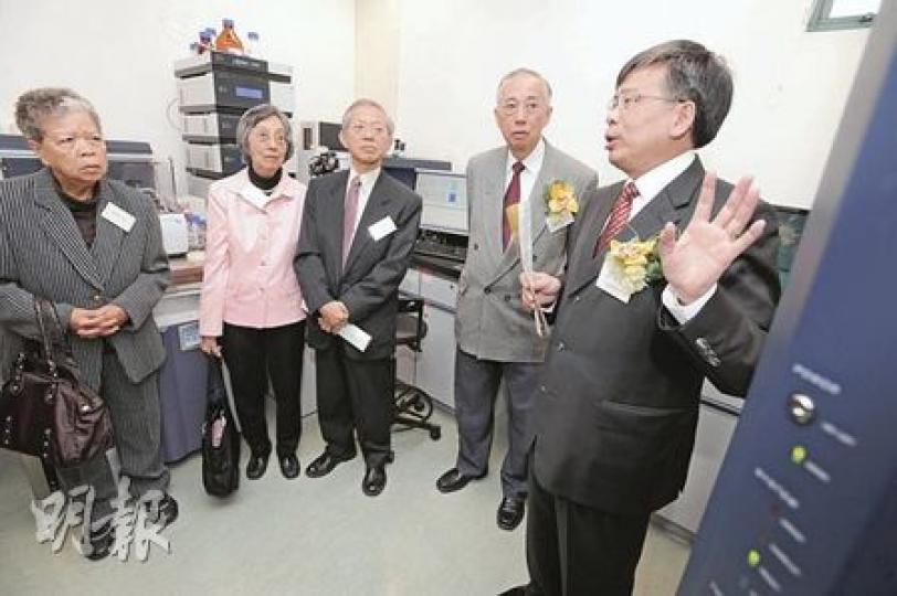 浸會中醫藥學院院長劉良教授(右一),向(右二起)伍步剛、劉啟文和伍步莊夫婦等,介紹癌症炎症研究中心的器材。(何家達攝) 浸會中醫藥學院院長劉良教授(右一),向(右二起)伍步剛、劉啟文和伍步莊夫婦等,介紹癌症炎症研究中心的器材。(何家達攝)